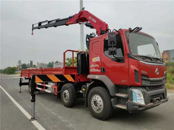 柳汽乘龍12噸折臂隨車吊