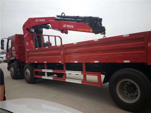 柳汽乘龍12噸折臂隨車吊