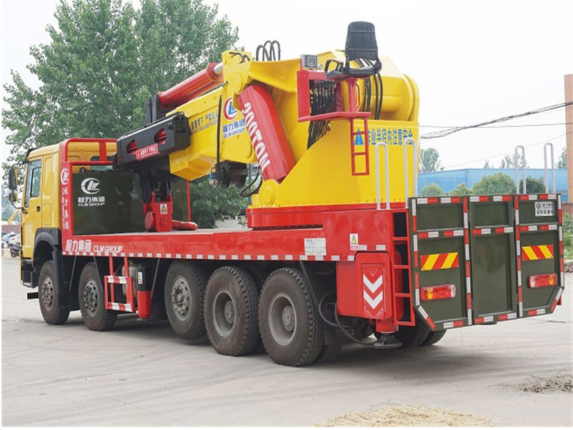 程力200噸重汽豪沃隨車吊（重汽 -- 豪沃HOWO200噸隨車起重運輸車）圖片展示3