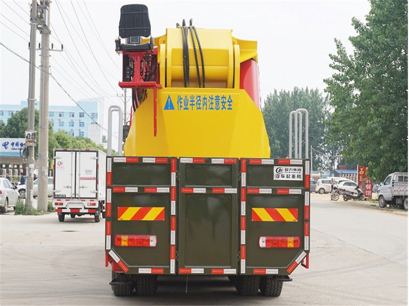 程力200噸重汽豪沃隨車吊（重汽 -- 豪沃HOWO200噸隨車起重運輸車）圖片展示4