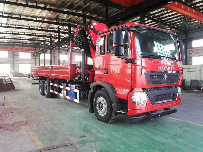 重汽豪沃14隨車吊(吊機后置)