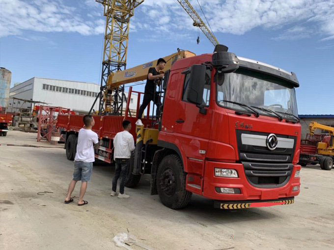 徐工14噸雙聯泵東風暢行D7L隨車吊圖片展示3 徐工14噸雙聯泵東風暢行D7L隨車吊圖片展示3