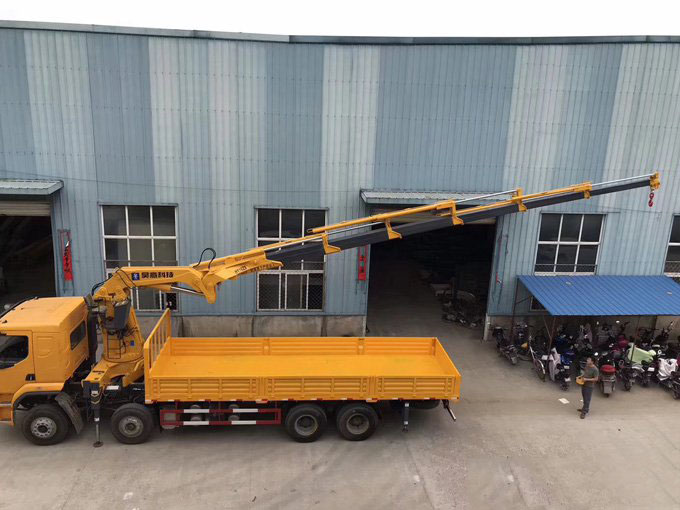 昊意遙控折臂吊機(jī)16噸柳汽乘龍隨車吊圖片展示3