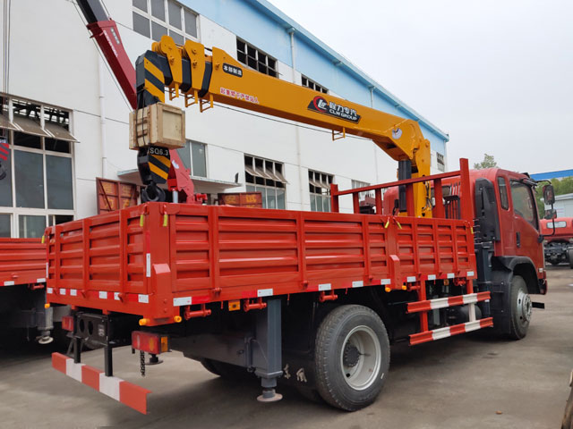 程力吊機6.3噸大運運途隨車吊圖片展示4