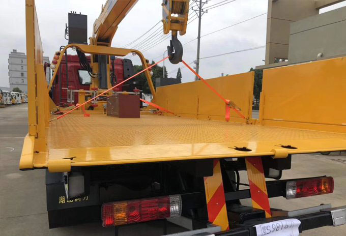 程力吊機6.3噸解放J6隨車吊帶清障圖片展示4 程力吊機6.3噸解放J6隨車吊帶清障圖片展示4