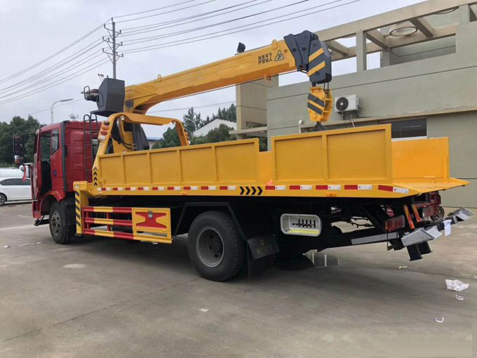 程力吊機6.3噸解放J6隨車吊帶清障圖片展示3 程力吊機6.3噸解放J6隨車吊帶清障圖片展示3