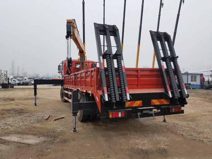 程力吊機(jī)6.3噸東風(fēng)御虎D912隨車吊帶爬梯圖片展示4 程力吊機(jī)6.3噸東風(fēng)御虎D912隨車吊帶爬梯圖片展示4