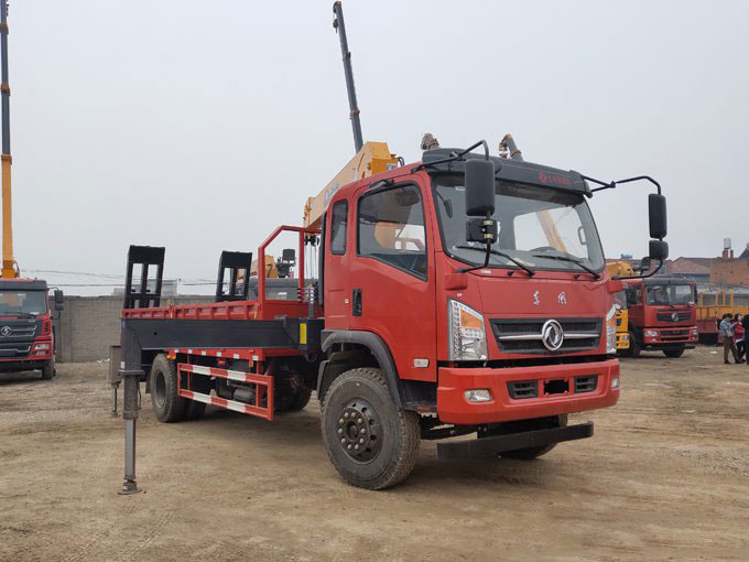 程力吊機(jī)6.3噸東風(fēng)御虎D912隨車吊帶爬梯