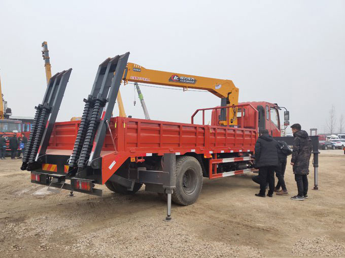 程力吊機(jī)6.3噸東風(fēng)御虎D912隨車吊帶爬梯圖片展示3 程力吊機(jī)6.3噸東風(fēng)御虎D912隨車吊帶爬梯圖片展示3