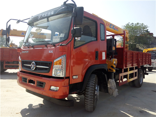 大運(yùn)5噸隨車(chē)起重運(yùn)輸車(chē)