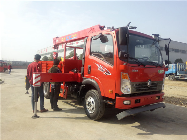 藍(lán)牌長興5噸重汽王牌隨車吊圖片展示2 藍(lán)牌長興5噸重汽王牌隨車吊圖片展示2