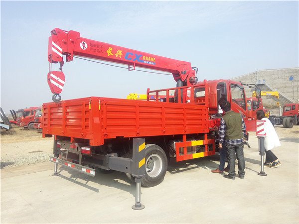 藍(lán)牌長興5噸重汽王牌隨車吊圖片展示3 藍(lán)牌長興5噸重汽王牌隨車吊圖片展示3