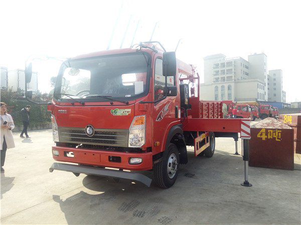 藍(lán)牌長興5噸重汽王牌隨車吊