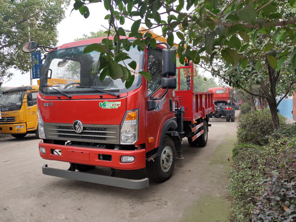 藍(lán)牌程力5噸重汽王牌隨車(chē)吊