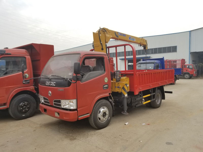 藍(lán)牌2噸東風(fēng)隨車(chē)吊（東風(fēng) -- 福瑞卡2噸隨車(chē)起重運(yùn)輸車(chē)）圖片展示2