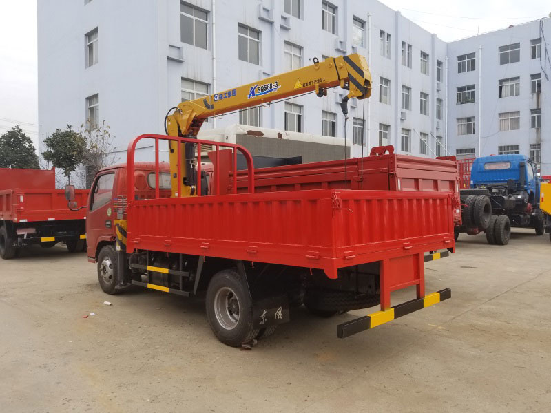 藍(lán)牌2噸東風(fēng)隨車(chē)吊（東風(fēng) -- 福瑞卡2噸隨車(chē)起重運(yùn)輸車(chē)）圖片展示4