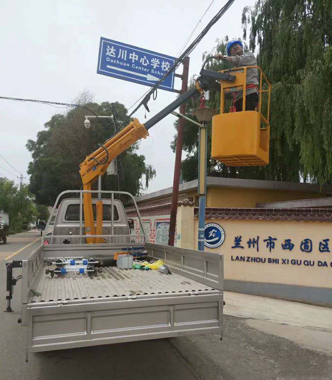 1.8噸福田黑豹隨車吊圖片展示4