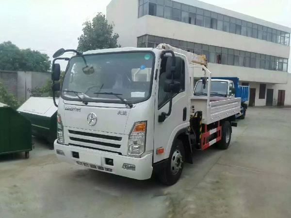 藍牌飛濤3.5噸大運隨車吊（大運3.2噸隨車起重運輸車）圖片展示2