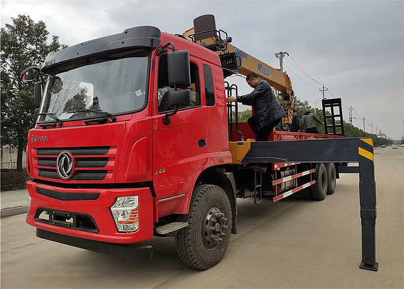 東風(fēng)暢行后八輪徐工12噸隨車吊挖機(jī)平板爬梯