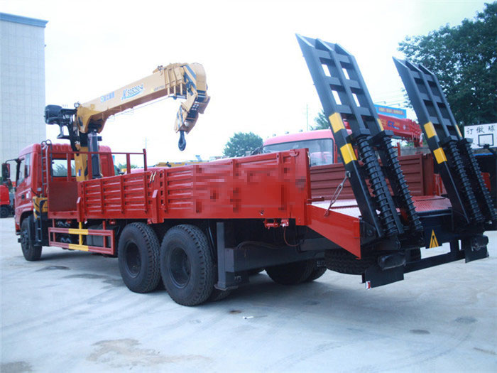 南京陸總訂購東風專底后八輪徐工10噸隨車吊帶爬梯