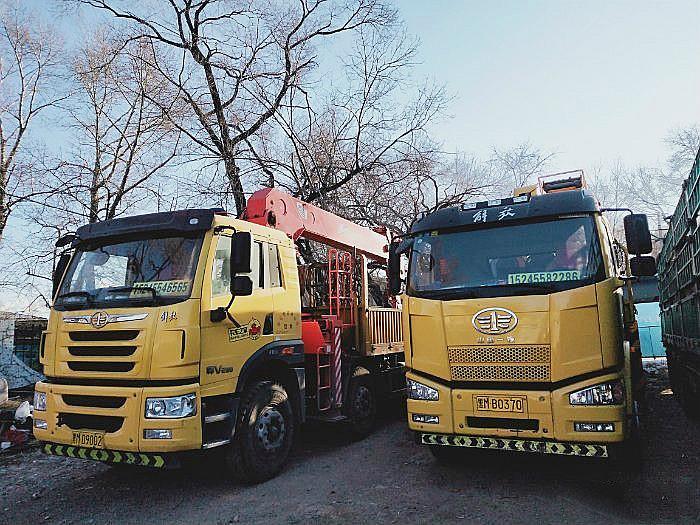 隨車吊選擇小三軸、后八輪、前四后八哪個好用?