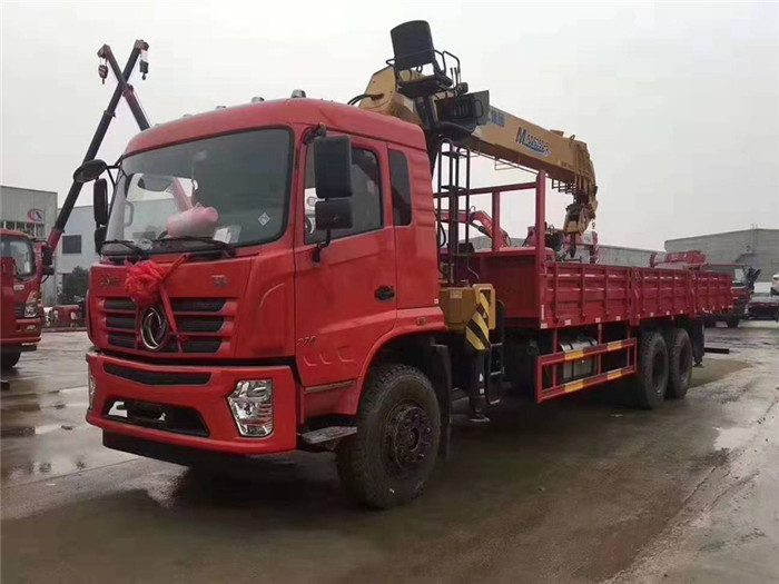 河南洛陽翟老板訂購東風D3后八輪徐工12噸隨車吊