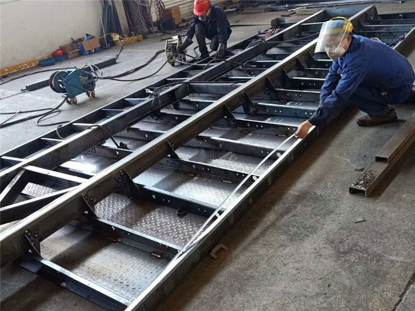 隨車吊冷鉚車廂,抗變形、抗開裂、結(jié)實(shí)耐用