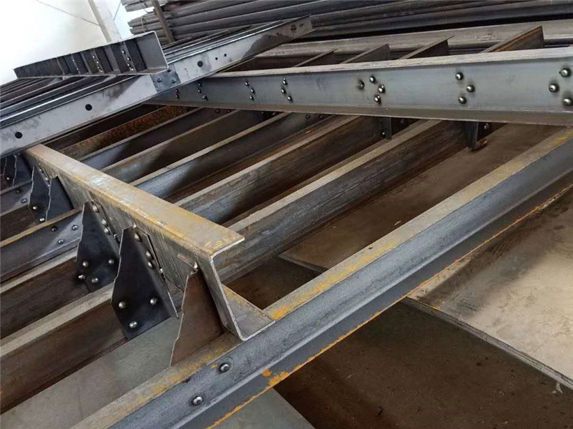 隨車吊冷鉚車廂,抗變形、抗開裂、結(jié)實(shí)耐用