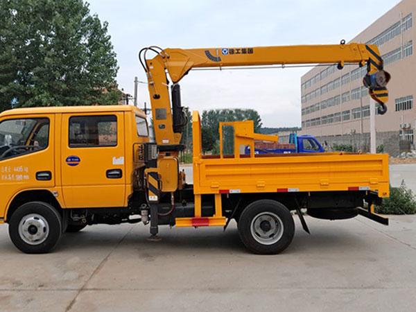 3.2噸雙排東風多利卡隨車吊(藍牌)