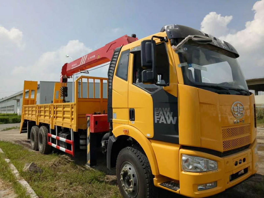 解放J6三一12噸隨車吊圖片展示2