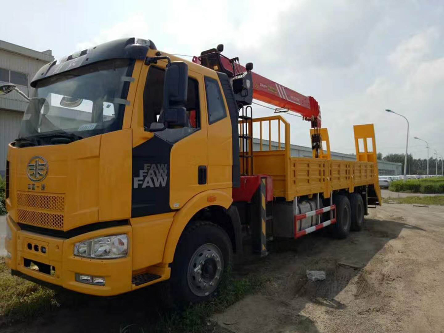 解放J6三一12噸隨車吊