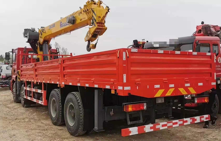 陜汽德龍徐工16噸隨車吊圖片展示4