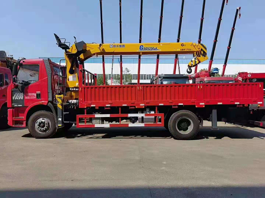解放J6單橋8噸徐工隨車吊 圖片展示3