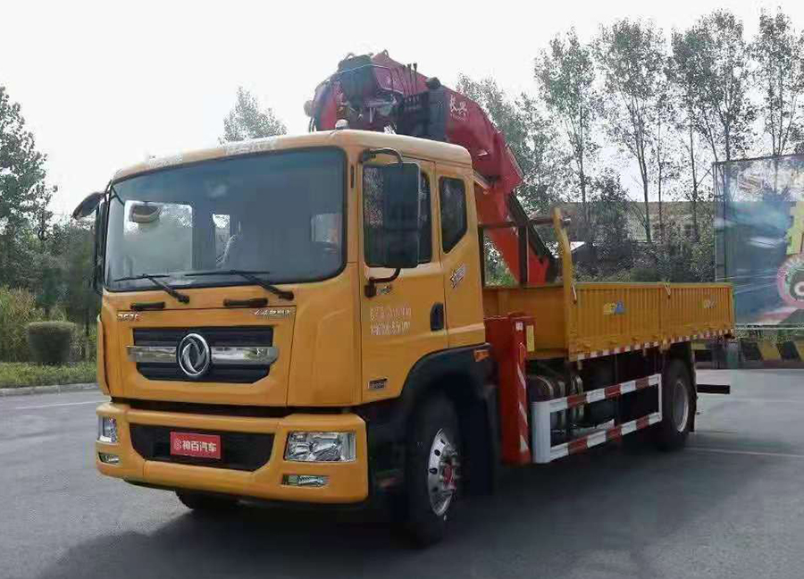 東風(fēng)多利卡8噸折臂隨車吊