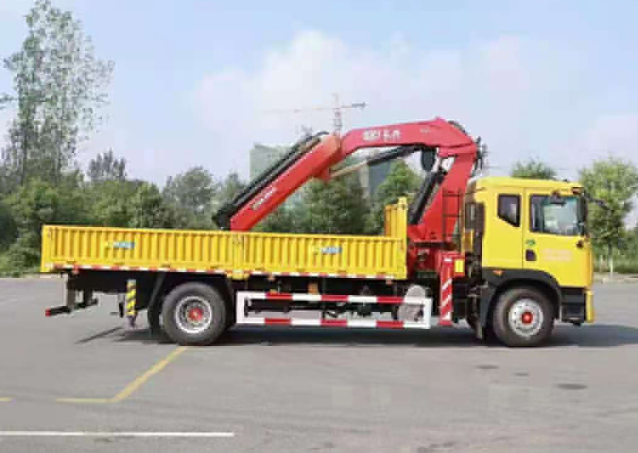 東風(fēng)多利卡8噸折臂隨車吊