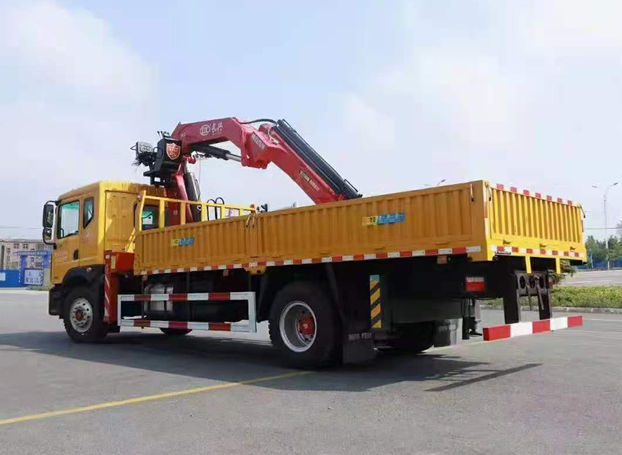 東風(fēng)多利卡8噸折臂隨車吊
