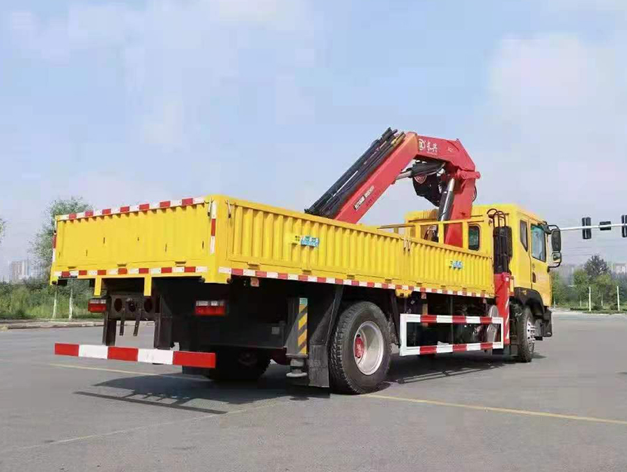 東風(fēng)多利卡8噸折臂隨車吊