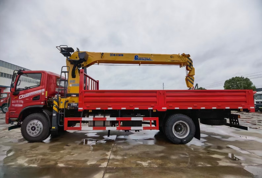 東風DV3單橋6.1貨箱徐工10噸5節隨車吊